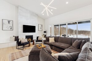 Smart TV, lareira, mesa de pingue-pongue