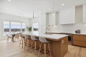 Fridge, microwave, oven, stovetop - Modern & Spacious Cobble Beach Golf Retreat (Kemble)