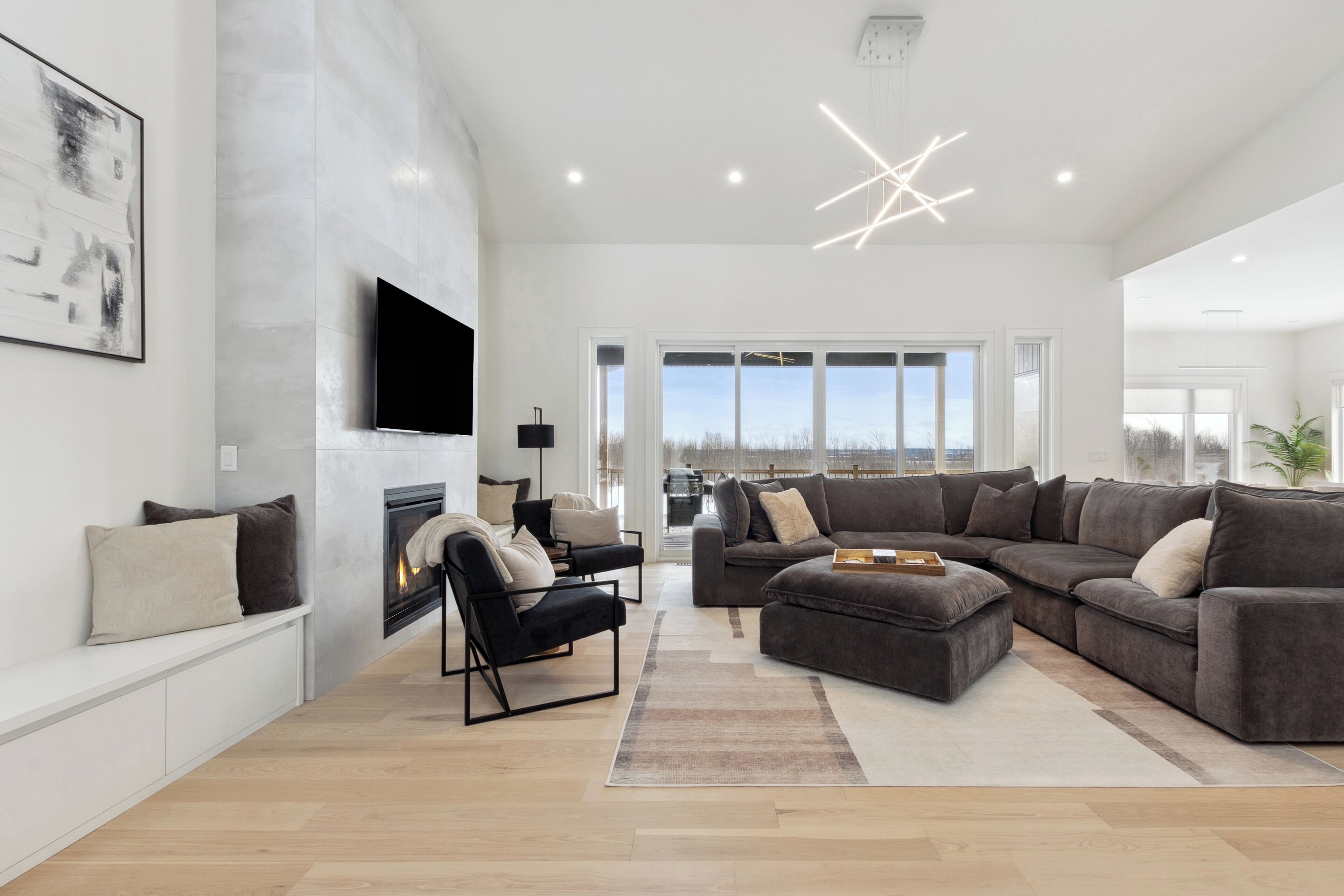 Smart-TV, Kamin, Tischtennisplatte