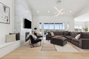 Smart TV, fireplace, table tennis - Modern & Spacious Cobble Beach Golf Retreat (Kemble)