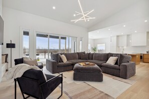 Smart TV, fireplace, table tennis - Modern & Spacious Cobble Beach Golf Retreat (Kemble)