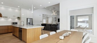 Modern & Spacious Cobble Beach Golf Retreat