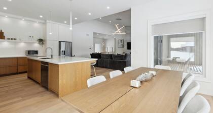 Modern & Spacious Cobble Beach Golf Retreat