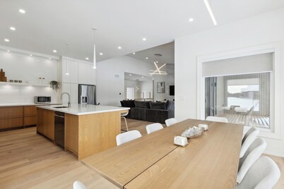 Modern & Spacious Cobble Beach Golf Retreat