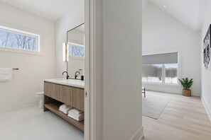 Secadora de cabello, toallas, jabón, shampoo 