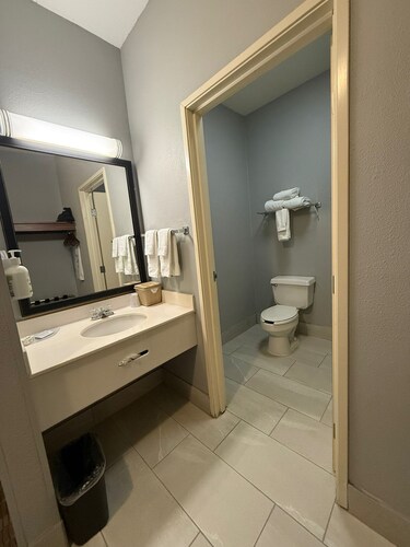 1-bedroom apartment in beautiful Minot by the Dakota Square Mall.