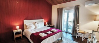 Quinta do Outono, swimming pool and vineyards. 20 people