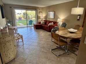 Smart-TV, DVD-spiller og bøker