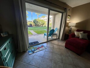 Smart-TV, DVD-spiller og bøker