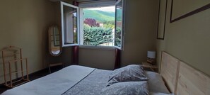 2 bedrooms, iron/ironing board, bed sheets - 🏡 Charming House in Haute-Provence – Pool & Nature (Les Omergues)