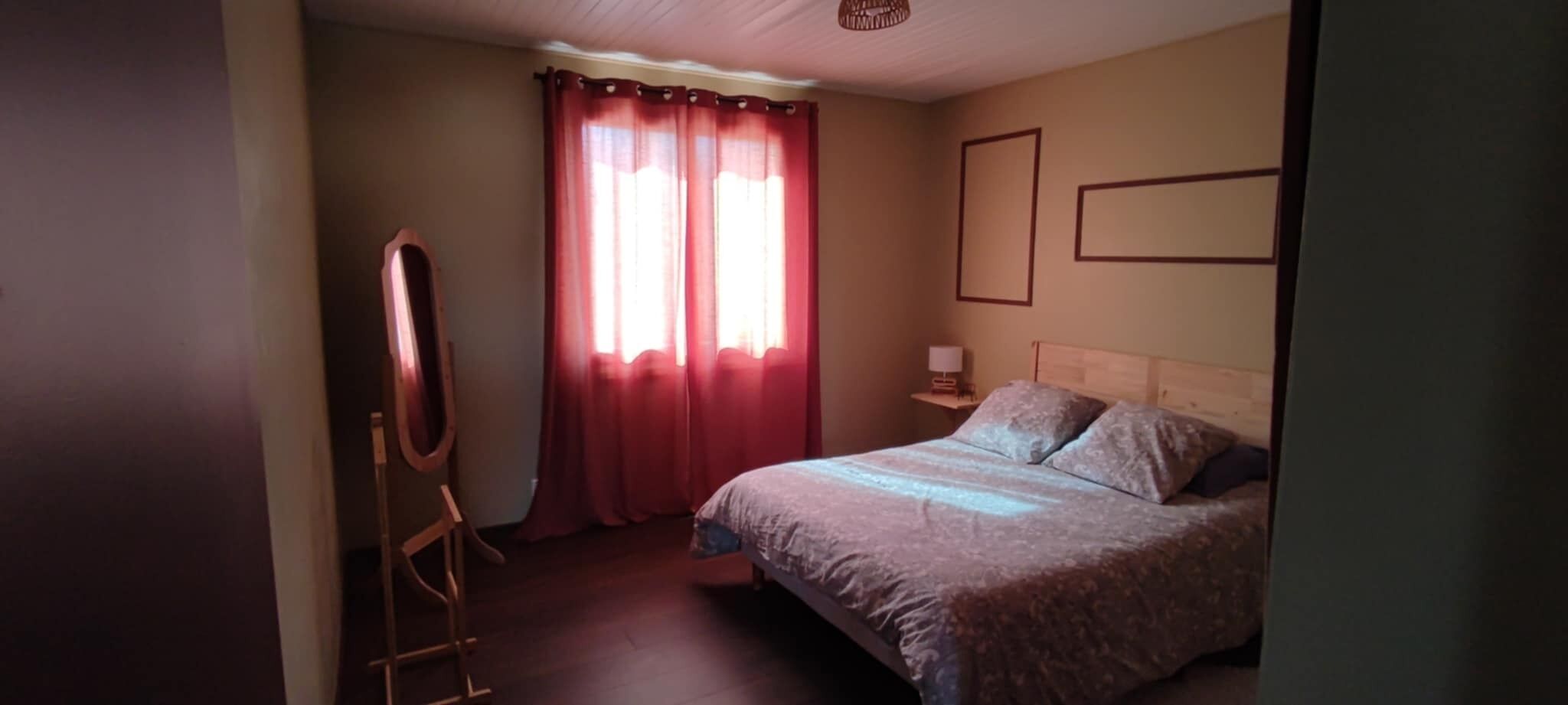 2 habitaciones, tabla de planchar con plancha y ropa de cama 