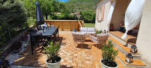 Outdoor dining - 🏡 Charming House in Haute-Provence – Pool & Nature (Les Omergues)