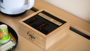 A wooden box labeled "Coffee Shop" with a coffee machine in the background. - Terra d'Agrumi Rooms (Catania)
