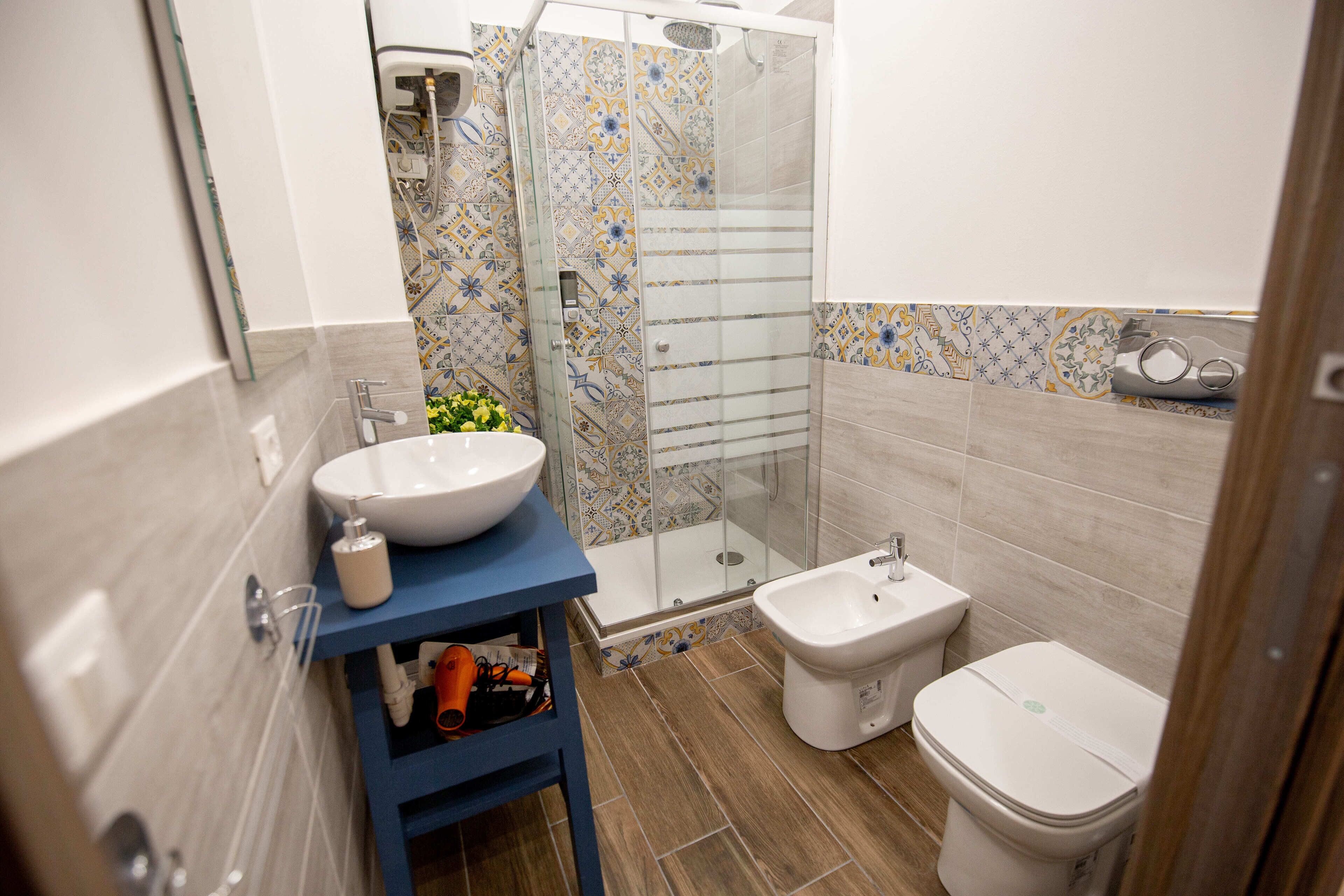 Doccia, asciugacapelli, bidet, asciugamani