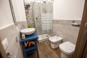 Dusj, hårføner, bidé og håndklær