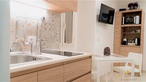 Frigorífico, microondas, placa de cocina y hervidor eléctrico
