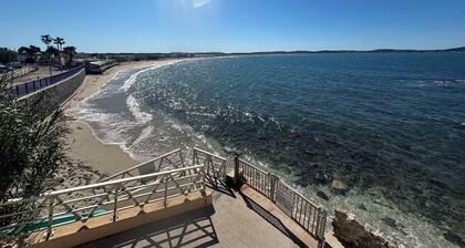 Pretty Provencal villa with sea view 1km from the beach