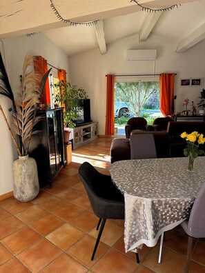 Dining - Pretty Provencal villa with sea view 1km from the beach (Carqueiranne)