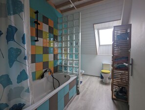 Bidet, toallas, jabón, papel de baño 