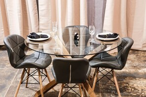 Dining - Eden Tropical Love Room (Breuches)
