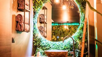 Een bubbelbad, een haardroger, handdoeken, toiletpapier