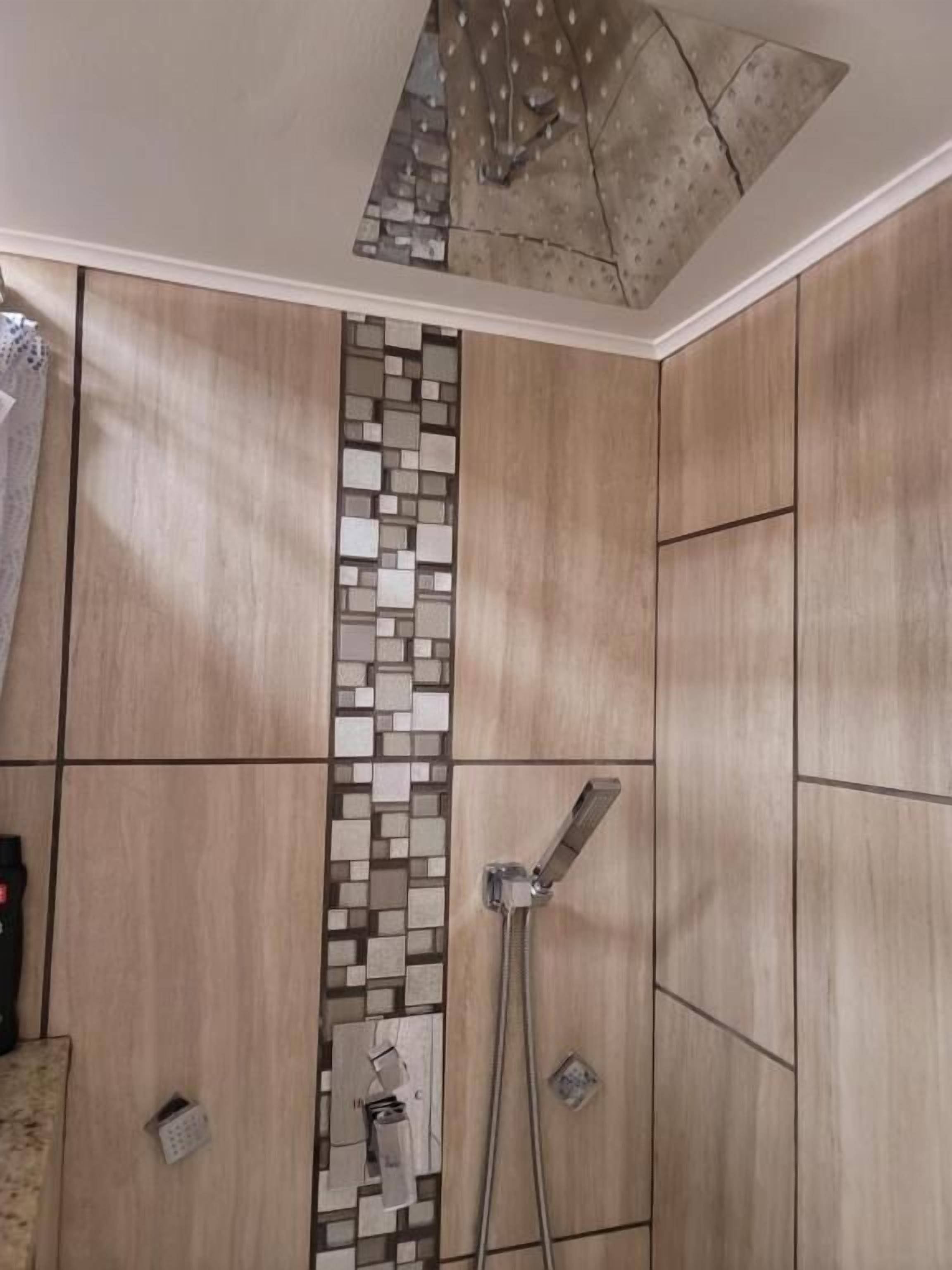 Suite, 1 très grand lit, non-fumeur | Salle de bain | Ensemble baignoire-douche, séchoir à cheveux, serviettes fournies