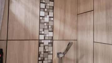 Suite, 1 très grand lit, non-fumeur | Salle de bain | Ensemble baignoire-douche, séchoir à cheveux, serviettes fournies