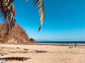 Chaises longues, serviettes de plage