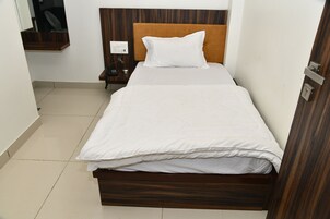 高级单人房 | 埃及棉床单、高档床上用品、Select Comfort 床、笔记本电脑工作区