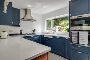 Fridge, microwave, oven, stovetop - Stunning home over looking Belfast City, 11 minutes to City Centre (Castlereagh)