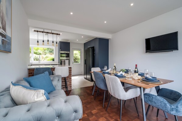 Dining - Stunning home over looking Belfast City, 11 minutes to City Centre (Castlereagh)