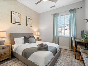 1 soverom, skrivebord, strykejern/-brett og reiseseng for barn