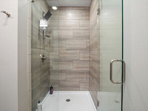 Shower, hair dryer, towels - Red Rocks Retreat | Minutes to Shows, Hikes, Shops (Golden)