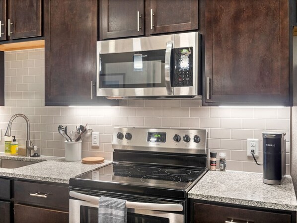 Refrigerador, microondas, horno, placa de cocina