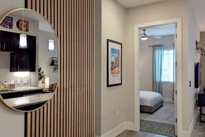 1 habitación, escritorio, tabla de planchar con plancha y cuna de viaje