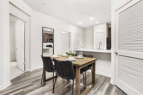 Appartement classique, 2 chambres | Repas dans la chambre