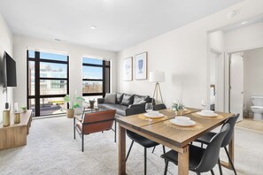 คอมฟอร์ทอพาร์ทเมนท์ | บริเวณนั่งเล่น | ทีวีจอแบน 45 นิ้ว พร้อมช่องดาวเทียม