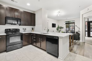 คลาสสิกอพาร์ทเมนท์, 2 ห้องนอน | ครัวส่วนตัว | ตู้เย็น, ไมโครเวฟ, เตาอบ, เตาประกอบอาหาร