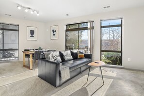 คลาสสิกอพาร์ทเมนท์ | บริเวณนั่งเล่น | ทีวีจอแบน 45 นิ้ว พร้อมช่องดาวเทียม