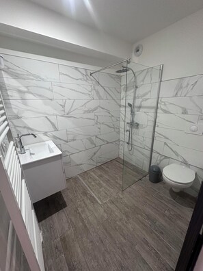 Shower, hair dryer, towels, toilet paper - U TERZU spacious new apartment (ALERIA)