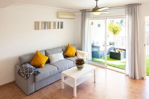 Living room - Golden Coast Retreat by Fidalsa (Vilafranca del Penedes)