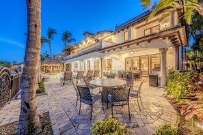 Outdoor dining - Fort Lauderdale, Waterfront Luxurious Italian Villa (Fort Lauderdale)