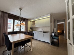 Kühlschrank, Ofen, Wasserkocher mit Kaffee-/Teezubehör, Wasserkocher