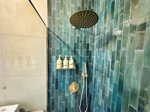 Douche, sĂšche-cheveux, serviettes fournies, savon