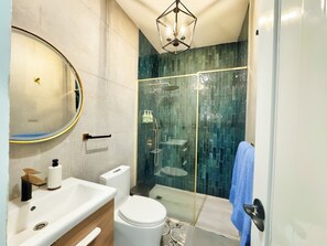 Shower, hair dryer, towels, soap - Historic 2-bedroom-2 bath apartment with AC, laundry, WiFi in Old San Juan (San Juan)