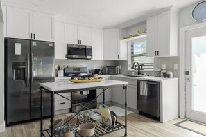 Microwave, oven, stovetop, dishwasher - Wynwood Art Deco House – Stylish, Relaxing & Full of Personality (Miami)