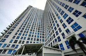 A high-rise building with a grid of windows and balconies. - Room-sofa Bed Stay Rooftop Pool & Gym, A (Panama City)