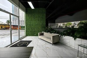Room, Multiple Bedrooms, Accessible, Smoking | Living room | Books
