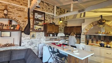 Casa de campo Confort, vista al patio | Cocina privada | Refrigerador con congelador, parrilla de estufa y lavavajillas