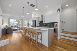 Microwave, oven, stovetop, dishwasher - Amazing Panoramic Views From This Luxury Retreat, Enjoy The Sauna On Top Deck. (Chattanooga)